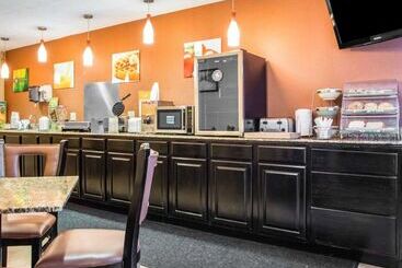 هتل Quality Inn Central Wisconsin Airport