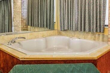 هتل Quality Inn Central Wisconsin Airport