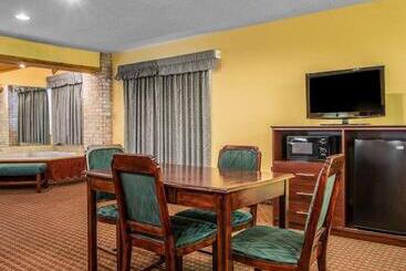 هتل Quality Inn Central Wisconsin Airport