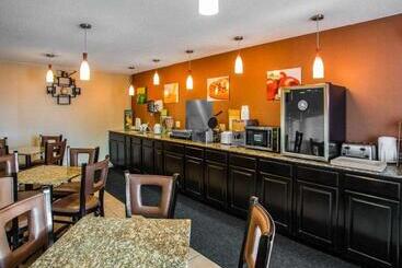 هتل Quality Inn Central Wisconsin Airport