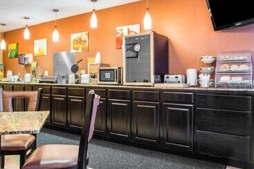 هتل Quality Inn Central Wisconsin Airport
