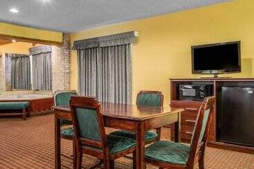 هتل Quality Inn Central Wisconsin Airport