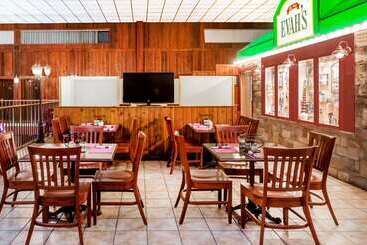 هتل Ramada By Wyndham Ely