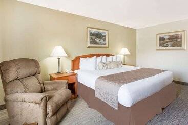 فندق Ramada By Wyndham Ely