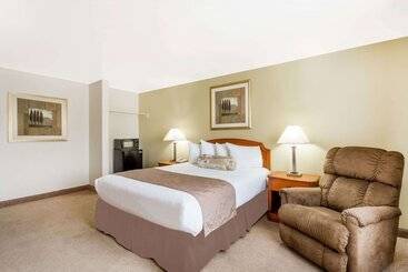 هتل Ramada By Wyndham Ely