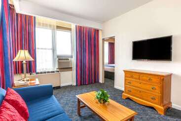 هتل Ramada By Wyndham Jersey City