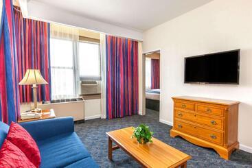 هتل Ramada By Wyndham Jersey City