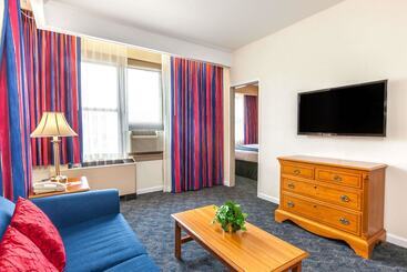 هتل Ramada By Wyndham Jersey City
