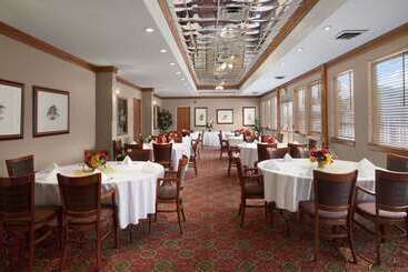 Ramada By Wyndham Saginaw Hotel & Suites