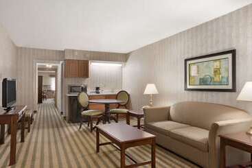 Ramada By Wyndham Saginaw Hotel & Suites