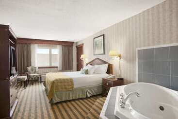 Ramada By Wyndham Saginaw Hotel & Suites