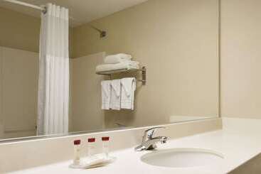 هتل Ramada By Wyndham Seatac Airport