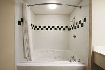 هتل Ramada By Wyndham Seatac Airport