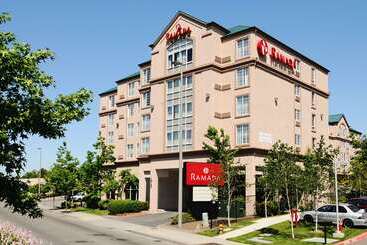 هتل Ramada By Wyndham Seatac Airport