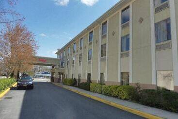 هتل Red Roof Inn & Suites Galloway