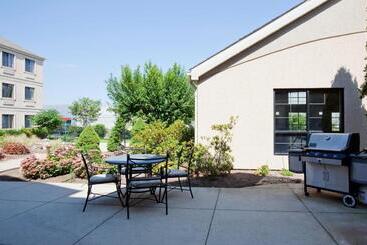 هتل Staybridge Suites Madison   East, An Ihg