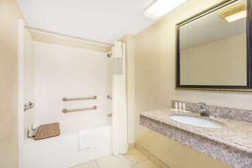 ホテル Super 8 By Wyndham San Antonio At I10
