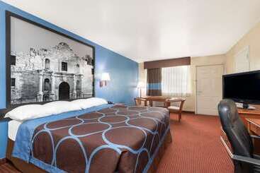 ホテル Super 8 By Wyndham San Antonio At I10