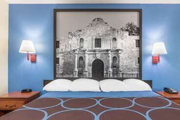 ホテル Super 8 By Wyndham San Antonio At I10
