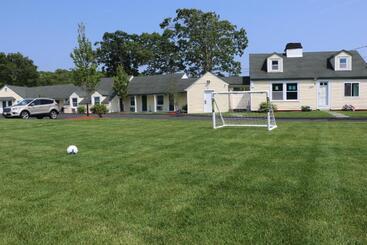 مُتل Sunbird Cape Cod Resort