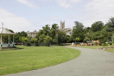 تختخواب و صبحانه The Grove