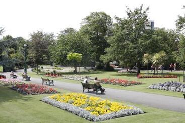 تختخواب و صبحانه The Grove
