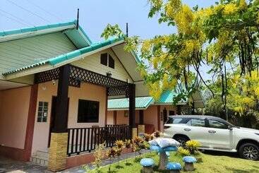هتل Chum Phae Lagoon Resort