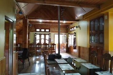 استراحتگاه Ziro Palace Inn