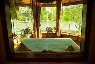 هتل Amphawa Club