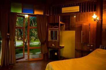 هتل Amphawa Club