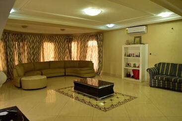 هتل Chrisma Courts