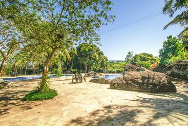 هتل Velinn Camping Ilhabela