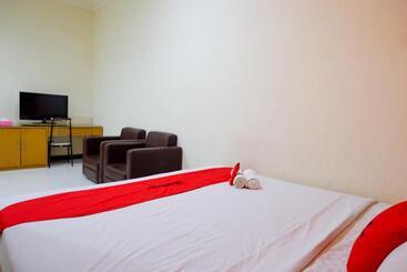 پانسیون Reddoorz Near Monumen Habibi Ainun