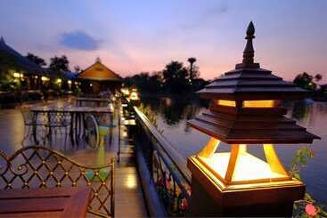 هتل The Farm Resort And Restaurant