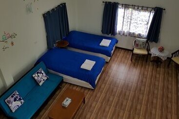 קוטג'' Tip House