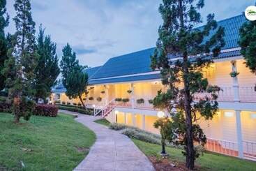 هتل Phukaew Resort & Adventure Park