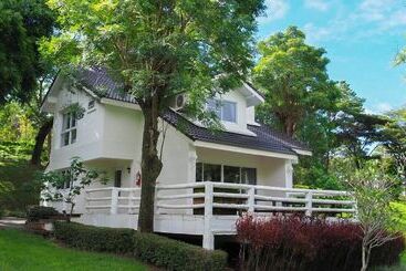 هتل Phukaew Resort & Adventure Park