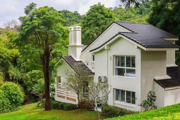 هتل Phukaew Resort & Adventure Park