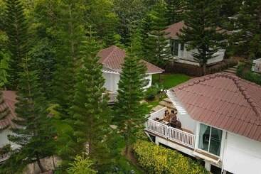هتل Phukaew Resort & Adventure Park