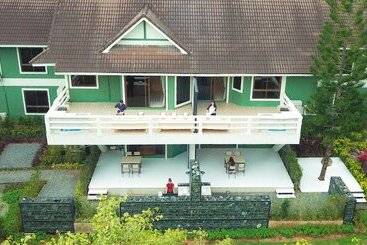 هتل Phukaew Resort & Adventure Park