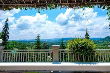 هتل Phukaew Resort & Adventure Park