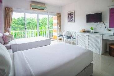 هتل Phukaew Resort & Adventure Park