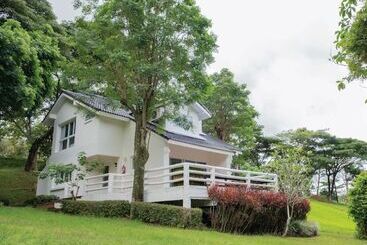 هتل Phukaew Resort & Adventure Park