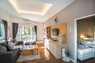 هتل Phukaew Resort & Adventure Park