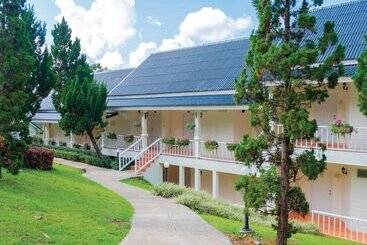 هتل Phukaew Resort & Adventure Park