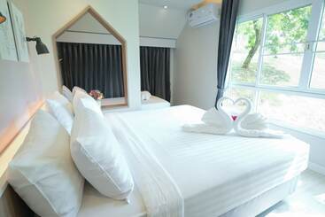 هتل Phukaew Resort & Adventure Park