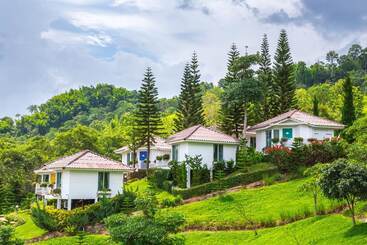 هتل Phukaew Resort & Adventure Park