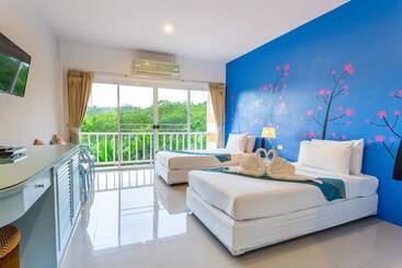 هتل Phukaew Resort & Adventure Park