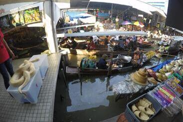 هتل Puengluang