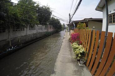 هتل Puengluang
